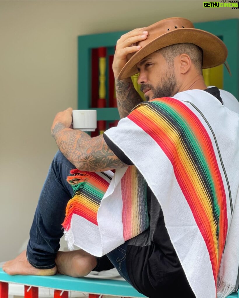 Alain Rocben Instagram - Que pensez vous de mon outfit, je passe pour un vrai colombien avec ou pas du tout 🧐😅 ? @hotelmomotuscocora ? #colombiano #colombiana #colombia🇨🇴 #sombreros #poncho #outfit
