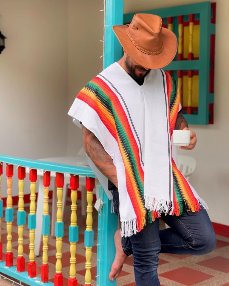 Alain Rocben Instagram - Que pensez vous de mon outfit, je passe pour un vrai colombien avec ou pas du tout 🧐😅 ? @hotelmomotuscocora ? #colombiano #colombiana #colombia🇨🇴 #sombreros #poncho #outfit