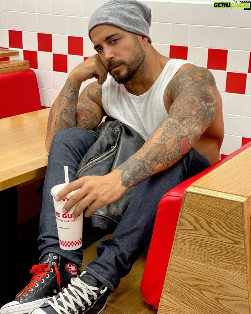 Alain Rocben Instagram - 🇫🇷Pourquoi c’est quand je commence la diet que j’ai le plus envie de 🍔🍟🥤 🇪🇸Porque es cuándo empezó la dieta que mas me apetece comer 🍔🍟🥤@fiveguys #fiveguys #hamburguesa #fastfood #foodporn #cheatmeal