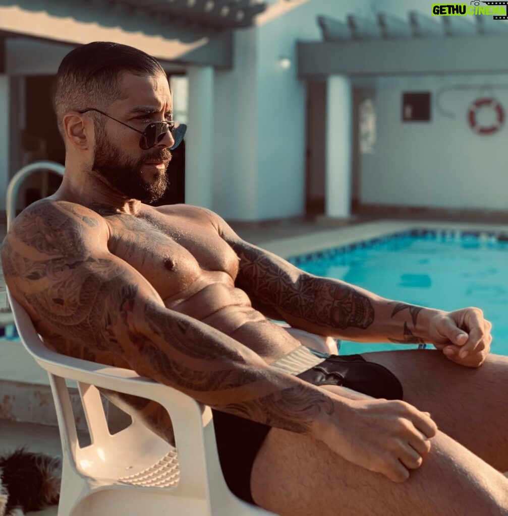 Alain Rocben Instagram - 🇨🇴Las 5pm Delicioso fin de tarde 30 grados a la sombra, el agua esta caliente y la compañía óptima. 🇫🇷 17h Délicieux fin d’après-midi, 30 degrés à l’ombre, l’eau est chaude et la compagnie optimale RAD. #swimmingpool #swimwear #alainrocben