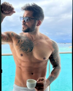 Alain Rocben Instagram - 🇫🇷 Dans quel programme 📺tu veux me voir ?
🇪🇸En que programa 📺quieres verme ? 
🇧🇷Em que programa de TV você quer me ver ?
🇬🇧What TV show do you want to see me on ?
#tvshow #tvshows #realityshow #alainrocben
