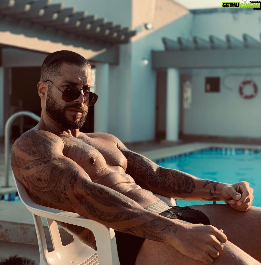 Alain Rocben Instagram - 🇨🇴Las 5pm Delicioso fin de tarde 30 grados a la sombra, el agua esta caliente y la compañía óptima. 🇫🇷 17h Délicieux fin d’après-midi, 30 degrés à l’ombre, l’eau est chaude et la compagnie optimale RAD. #swimmingpool #swimwear #alainrocben