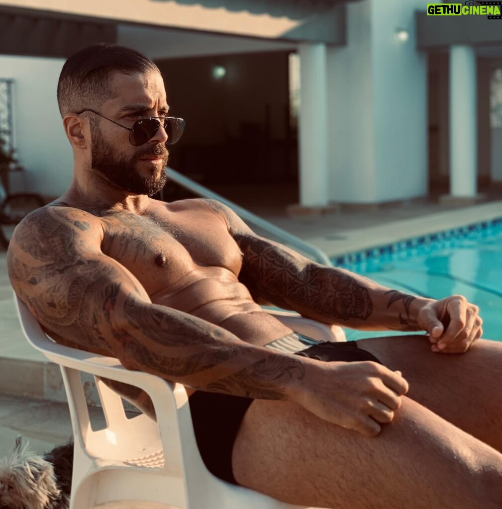 Alain Rocben Instagram - 🇨🇴Las 5pm Delicioso fin de tarde 30 grados a la sombra, el agua esta caliente y la compañía óptima. 🇫🇷 17h Délicieux fin d’après-midi, 30 degrés à l’ombre, l’eau est chaude et la compagnie optimale RAD. #swimmingpool #swimwear #alainrocben