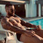 Alain Rocben Instagram – 🇨🇴Las 5pm Delicioso fin de tarde 30 grados a la sombra, el agua esta caliente y la compañía óptima.
🇫🇷 17h Délicieux fin d’après-midi, 30 degrés à l’ombre, l’eau est chaude et la compagnie optimale RAD. #swimmingpool #swimwear #alainrocben