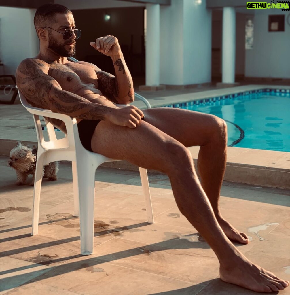 Alain Rocben Instagram - 🇨🇴Las 5pm Delicioso fin de tarde 30 grados a la sombra, el agua esta caliente y la compañía óptima. 🇫🇷 17h Délicieux fin d’après-midi, 30 degrés à l’ombre, l’eau est chaude et la compagnie optimale RAD. #swimmingpool #swimwear #alainrocben