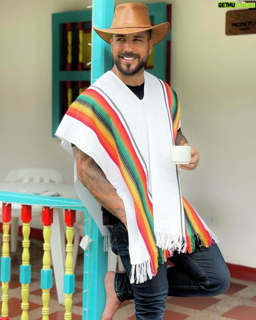 Alain Rocben Instagram - Que pensez vous de mon outfit, je passe pour un vrai colombien avec ou pas du tout 🧐😅 ? @hotelmomotuscocora ? #colombiano #colombiana #colombia🇨🇴 #sombreros #poncho #outfit