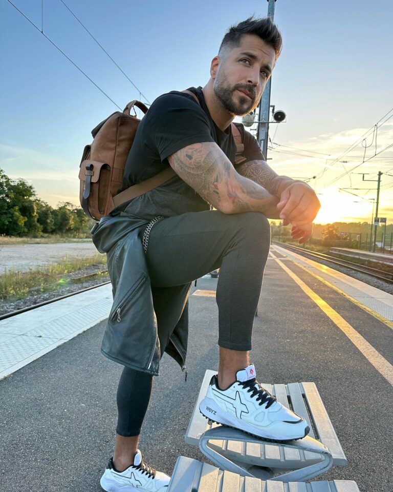 Alain Rocben Instagram - Il y a toujours une paire avec laquelle tu préfères voyager 🚝🧳👟... @w6yz_life_france @w6yz_official #shoes #fashion #style #sneakers #love #shopping #nike #moda #shoesaddict #instagood #heels #like #jordan #ootd #outfit #onlineshopping #dress #follow #bags #fashionblogger #instagram #adidas #model #fashionstyle #instafashion #stylish #clothes #fashionista #photooftheday #sneakerhead