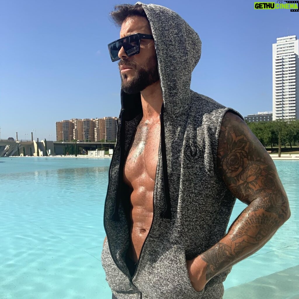 Alain Rocben Instagram - Summer in the city of #spain🇪🇸 #spainstagram #spain #spaintravel #spain_beautiful_landscapes #fitnessmotivation #fitness #alainrocben