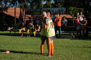 Alana Cabral Instagram - Alana Cabral no futebol???? Não! 
Mas Alana de “Meninas Não Choram” topa tuuudo pra ver a Pipa (@leticiabragaoficial ) feliz! 
a partir do dia 30 de abril na sua telinha @netflixbrasil ❤️
