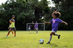 Alana Cabral Instagram - Alana Cabral no futebol???? Não! 
Mas Alana de “Meninas Não Choram” topa tuuudo pra ver a Pipa (@leticiabragaoficial ) feliz! 
a partir do dia 30 de abril na sua telinha @netflixbrasil ❤️