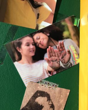 Alana Cabral Instagram - Lelê, quando eu te conheci (acho que você nem lembra) era sua fã, queria demaaais conhecer de verdade a pessoa maravilhosa que todo mundo me dizia que você é.. Eu só não contava que após alguns anos eu gravaria o meu PRIMEIRO LONGA da vida ao seu lado (@vivijundi maravilhosaa)!Consequentemente encontraria uma pessoa divertida, extremamente iluminada e o melhor, AMIGA. Mas assim, amiga mesmo! Aquelas que não passa nem uma semana de amizade e você já quer sair falando que ama, uma pessoa tão única e genuinamente você, que me fez confiar e acreditar na minha força e me apoiou como ninguém!
Obrigada por caminhar junto a mim em um projeto tão brilhante, “Meninas Não Choram” me proporcionou momentos incríveis ao seu lado e sou grata por isso!
Estou doida para o mundo ver a artista e pessoa maravilhosa que é Letícia Braga… Assistiremos com muito orgulho Pipa, Alana e o nosso lindo filme dia 30 de abril na Netflix❤️
@leticiabragaoficial