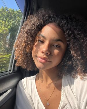 Alana Cabral Instagram - muito amor e gratidão nessas fotos❤️🥹
#netflix #meninasnãochoram