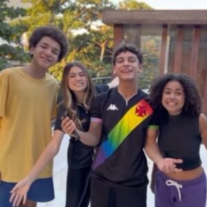 Alana Cabral Instagram - não liga pro vascaíno no vídeo, não! liga pra informação que importa: a peça @oquevamosfazerpeca tá chegando! estreia dia 27 de Junho! e os ingressos já estão disponíveis! bora reservar o seu!!! o link pra compra tá na bio do perfil da peça!