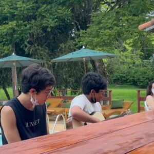 Alana Cabral Instagram - Agora pode né produção?! Bastidores de Meninas Não Choram pra vcs❤️
@galeriadistribuidora @viviannejundi @vivijundi @leticiabragaoficial @ferodriguesoficial @cauamartins.oficial @pedromiranda.oficial e toda produção, muuuito obrigada pela sensibilidade e respeito durante esse projeto!