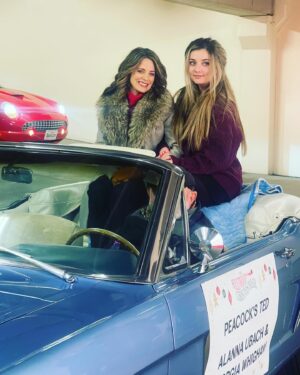 Alanna Ubach Instagram - OH WHAT FUN IT IS TO BE IN THE HOLLYWOOD 🎄🎅🤶 PARADE!  @ #tedonpeacock @peacocktvusa @universalpictures  GLAM BY @abhairmakeup @giorgia_whigham  Queen highlights by @aaronblackburnhair  Haircut by @dear_shears 💄💋