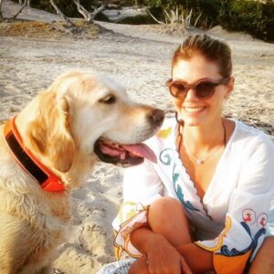 Alara Bozbey Instagram - Aris bugün beni uyandırmaya gelmedi... Gözümü açtığımda yatağımın bir köşesine
yaslanmış sarı bir kafa,boncuk boncuk pati sesi
ve sallanan kuyruk yoktu...
Aris melek oldu çünkü..
Birbirimize çok güzel bir 11 yıl yaşattık... O gitti,anılar kaldı...
Herkes onu çok sevdi,
çünkü insan seven bir canlıydı... Aniden gitmesi beni derinden etkiledi,ama olacakların önüne geçemiyorum elbette ki... Arisim melek oldu ... 
20.03.2009 ♾05.04.2020 ...