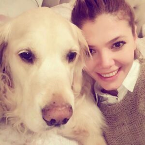 Alara Bozbey Instagram - Aris bugün beni uyandırmaya gelmedi... Gözümü açtığımda yatağımın bir köşesine
yaslanmış sarı bir kafa,boncuk boncuk pati sesi
ve sallanan kuyruk yoktu...
Aris melek oldu çünkü..
Birbirimize çok güzel bir 11 yıl yaşattık... O gitti,anılar kaldı...
Herkes onu çok sevdi,
çünkü insan seven bir canlıydı... Aniden gitmesi beni derinden etkiledi,ama olacakların önüne geçemiyorum elbette ki... Arisim melek oldu ... 
20.03.2009 ♾05.04.2020 ...