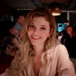 Alara Bozbey Instagram - Yeniden gülümseyeceğimiz günlere 🙏🏻💐 #tbt #evdekal