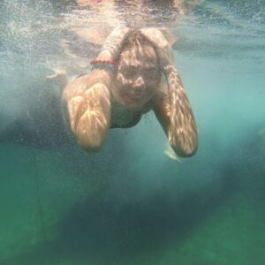Alara Bozbey Instagram - Seni sevmek gibisi yok 💙🐬🧜🏻‍♀️#denizbenimdünyam