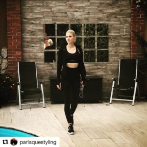 Alara Bozbey Instagram - #Repost @parlaquestyling (@get_repost)
・・・
Demet 🏃‍♀️ @alarabozbey 
Tayt ve Spor sutyeni: @nike 
Sweatshirt: @lululemon 
Sneakers: @nike 
#dolunaydizi #dolunayvakti #alarabozbey #parlaquestyling #Dolunay #womenswear #sportswear