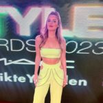 Alara Turan Instagram - 💚 #ellestyleawards2023 #davet #reklam