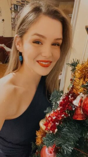 Alara Turan Instagram - Yaşadığımız tüm kötü zamanları unutturacak, sağlıkla, mutlulukla geçireceğimiz, tüm hayallerimizi tek tek gerçekleştireceğimiz bir sene olsun 2022… Herkese şahane anılar biriktireceği bir yıl diliyorum 💫
#happynewyeareveryone !