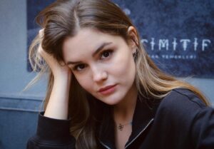 Alara Turan Instagram - Aralık 1. 🌚
📸: @onaykaya