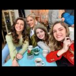 Alara Turan Instagram - Eveeet, bu bir veda postudur! ⭐️ Evlilik Hakkında Her Şey serüvenimiz bu hafta son buldu. Dahil olduğum günden bu yana içinde bulunmaktan mutluluk duyduğum, anlattığımız güçlü, kadına değer veren hikayelerinden her zaman gurur duyduğum bu işin bir parçası olmamı sağlayan başta yapımcımız, yönetmenlerimiz olmak üzere tüm kamera önü ve arkası ekip arkadaşlarıma, ve tabi ki beni üvey :) görmeyip geldiğim günden beri desteğini esirgemeyen siz değerli seyircilerimize bir teşekkürü borç bilirim. ✨ Sürç-ü lisan ettiysek affola. Başka projelerde tekrar görüşmek dileğiyle… ❤️