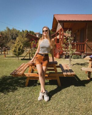 Alara Turan Instagram - Sonbahar havası, belki biraz daha sıcağı. 🍃🍂 #octoberfeels