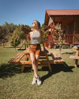 Alara Turan Instagram - Sonbahar havası, belki biraz daha sıcağı. 🍃🍂 #octoberfeels
