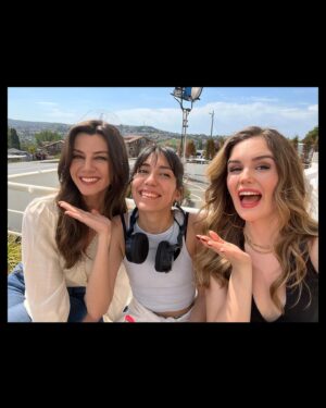 Alara Turan Instagram - Eveeet, bu bir veda postudur! ⭐️
Evlilik Hakkında Her Şey serüvenimiz bu hafta son buldu. Dahil olduğum günden bu yana içinde bulunmaktan mutluluk duyduğum, anlattığımız güçlü, kadına değer veren hikayelerinden her zaman gurur duyduğum bu işin bir parçası olmamı sağlayan başta yapımcımız, yönetmenlerimiz olmak üzere tüm kamera önü ve arkası ekip arkadaşlarıma, ve tabi ki beni üvey :) görmeyip geldiğim günden beri desteğini esirgemeyen siz değerli seyircilerimize bir teşekkürü borç bilirim. ✨ 
Sürç-ü lisan ettiysek affola. Başka projelerde tekrar görüşmek dileğiyle… ❤️