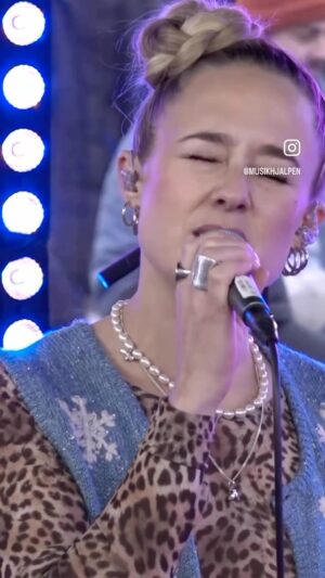 Alba August Instagram - Lite värme i en väldigt kall och kylig värld… 
@musikhjalpen ✨