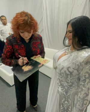 Alejandra Avalos Instagram - Gracias @rociobanquells por tus palabras y esta dedicatoria a mis más amados vinilos con tus hermosas canciones .... sueño realizado ! Mi lado FAN !