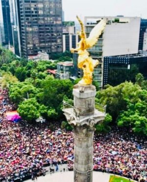 Alejandra Avalos Instagram - Celebrando el PRIDE 2023 Estrenando "Cae la Noche" de @aleavalosr  y @covablonds ,  defendiendo los derechos de la comunidad LGBTTTIQA   de igualdad, respeto , libertad y amor Feliz PRIDE @cdmx_oficial @gay.pridecdmx @pride @gaypridecdmxofficial @gaypridemexico @cdmx_oficial @marchalgbtcdmx @cdmx