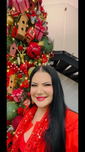 Alejandra Avalos Instagram - Muy Felices Fiestas y una extraordinaria Navidad plena de Amor, Salud, Paz, Armonía  y Prosperidad para todos ! Un abrazo con el corazón !