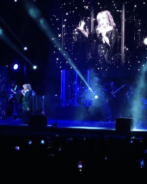 Alejandra Avalos Instagram - Feliz "50 Aniversario" querida @manoella_torres ! Extraordinario espectáculo, canté, reí, lloré y amé... Gracias por la invitación querido @elsergiogabriel Una noche inolvidable !!