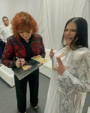 Alejandra Avalos Instagram - Gracias @rociobanquells por tus palabras y esta dedicatoria a mis más amados vinilos con tus hermosas canciones .... sueño realizado ! Mi lado FAN !