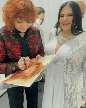 Alejandra Avalos Instagram - Gracias @rociobanquells por tus palabras y esta dedicatoria a mis más amados vinilos con tus hermosas canciones .... sueño realizado ! Mi lado FAN !