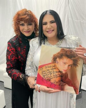Alejandra Avalos Instagram - Gracias @rociobanquells por tus palabras y esta dedicatoria a mis más amados vinilos con tus hermosas canciones .... sueño realizado ! Mi lado FAN !
