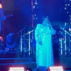 Alejandra Avalos Instagram - De Mí Enamórate ... Gracias por cantar conmigo en esta noche inolvidable amigos de Él Marqués Querétaro