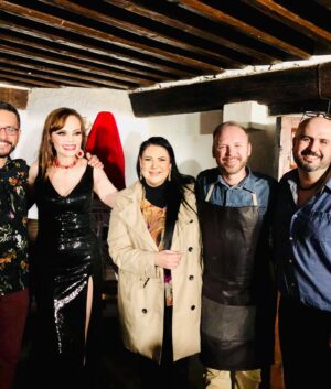 Alejandra Avalos Instagram - Una puesta en escena extraordinaria la de mi amigo @miguelgarzaof con mi querida @carmencampuzanooficial  en la Obra  de @eduitijerinachapa " Rojo 33" en la @casaindiofernandez  en este segunda temporada de @teatroenbreve de pacolalas #pacolalas Felicidades a todos por este éxito ! Celebrando 100 representaciones Hoy últimas funciones No se la pierdan !