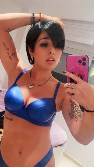 Alejandra Castelló González Instagram - Lo prometido es deuda: SEGUNDA PARTE DE MI DEPILACIÓN LÁSER AHÍ ABAJO! 😅
.
Y si, llevo crema anestesiante. Y si, soy una escandalosa. Y si, casi le pego.
.
Gracias @melspa06 por la paciencia y las risas siempre.