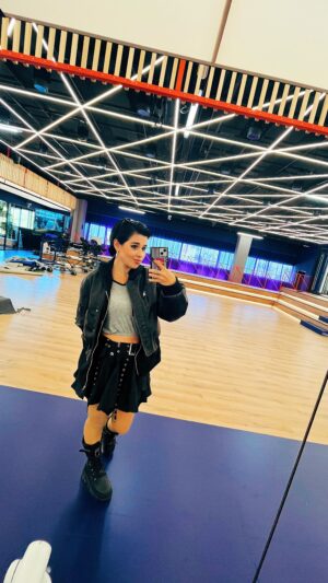 Alejandra Castelló González Instagram - Esta soy yo currando en @operaciontriunfo. Flipando con todo y muy feliz (y con redbull en mano, si).
Los sueños se cumplen queridas! 
.
Y hoy empezamos! Todos los Lunes a las 22h la Gala con @chenoa y de Martes a Sábado nos vemos en la fiesta/resumen “OT AL DIA” con @xusojones. Todo en @amazonprime! 
.
CRUZA LA PASARELA!!!!
.
#ot2023 #operaciontriunfo #amazonprime