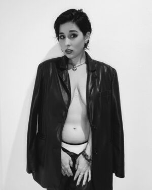 Alejandra Castelló González Instagram - Todo al 🖤