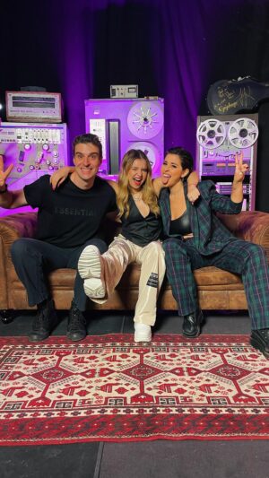 Alejandra Castelló González Instagram - Solo ella podía hacerme bailar y conseguir que quedará decente!
.
Pequeña dragona, @denna.ot2023, te quiero mucho y te deseo lo mejor. 
.
#denna #404 #ot2023 #operaciontriunfo