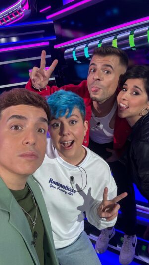 Alejandra Castelló González Instagram - ¡Esta noche os esperamos en OT AL DÍA a las 22:00h en @primevideoes @operaciontriunfo !👏🏻🎤