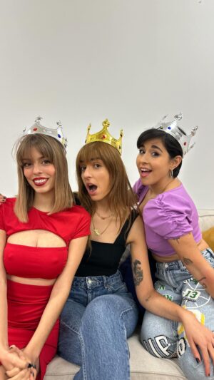 Alejandra Castelló González Instagram - ¿PERDONA? 😍 Las TRES REINAS MAGAS de #OTAlDía tienen preparado un PROGRAMÓN junto a @xusojones 😎 Los nominados, @chicasobresalto y @nerearoficial 😭 EN DIRECTO a las 22:00h en @primevideoes 💙✨ #OT2023