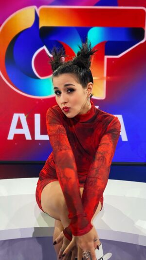 Alejandra Castelló González Instagram - Me han hecho uno de los peinados más chulos que he llevado en la tele! 😍😍😍
.
#meencanta #look #moñitos