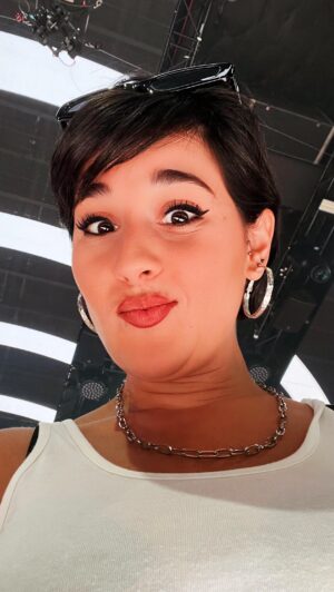 Alejandra Castelló González Instagram - Casi exploto de la emoción! Así han sido mis primeras horas en @operaciontriunfo: plató, academia, camerinos y mucho más!
.
Quedan dos semanas! Y va a ser TAAAAAAAN GUAY!!!
.
#operaciontriunfo #ot2023 #lunesdeot