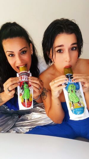 Alejandra Castelló González Instagram - No me preguntéis porque lo hemos hecho… nadie nos obligó!!! Por un momento pensé que hasta me gustaría… 🥒🥒🥒🤢🤢🤢
.
#pepino #hotmama #challenge